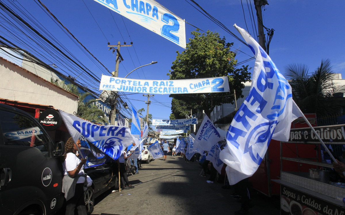 Eleição na Quadra da Portela. Na foto, movimentação e reforço policial no local