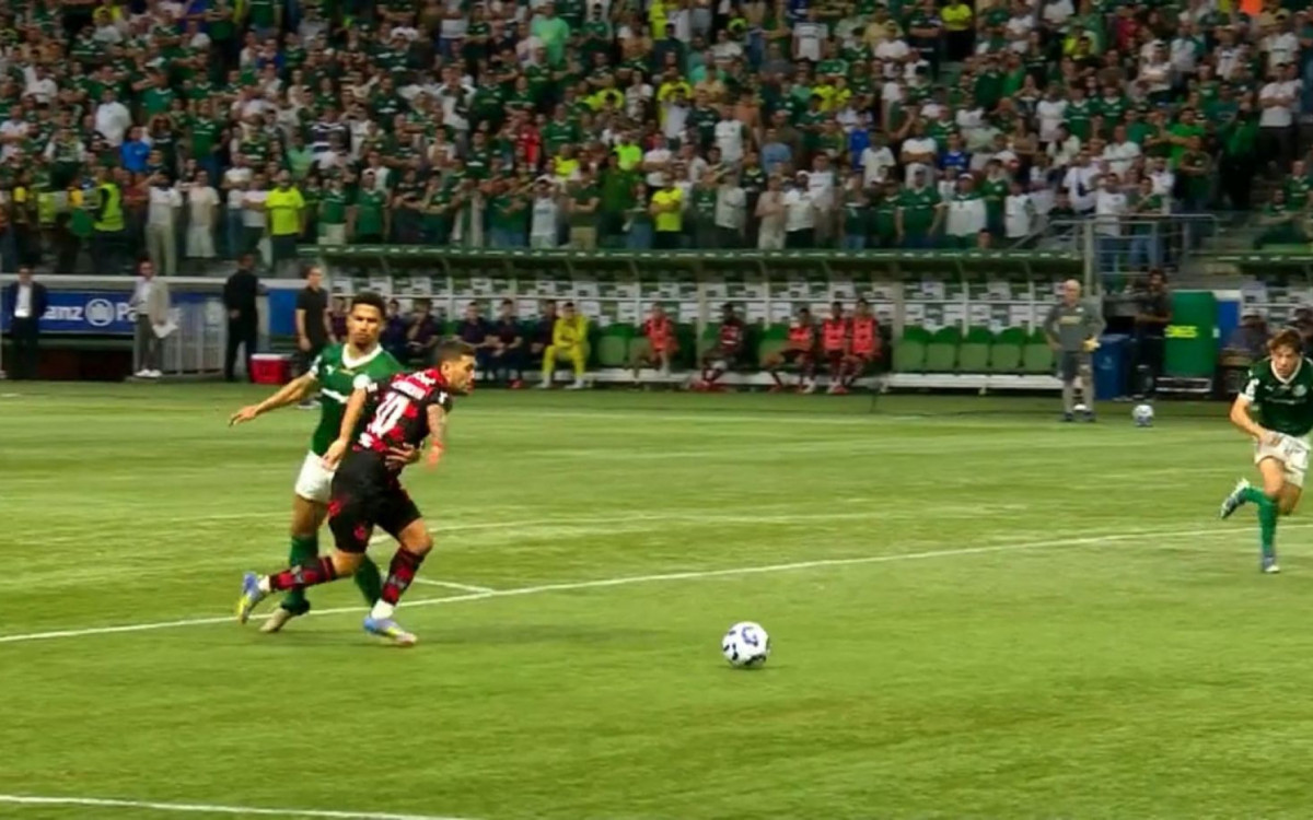 Lance do pênalti marcado a favor do Flamengo