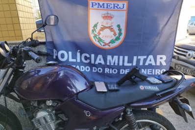 PM prende dupla de assaltantes de celulares com réplica de pistola em Nilópolis