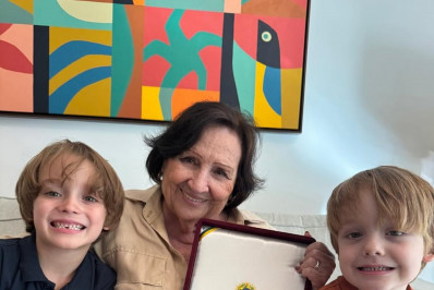 Mãe de Paulo Gustavo posa com os netos e mostra homenagem póstuma ao humorista