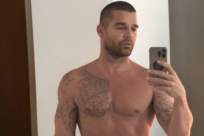 Ricky Martin exibe corpo em clique ousado