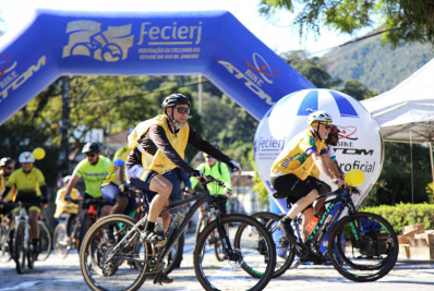 Passeio ciclístico pelo Maio Amarelo reúne cerca de 100 pessoas