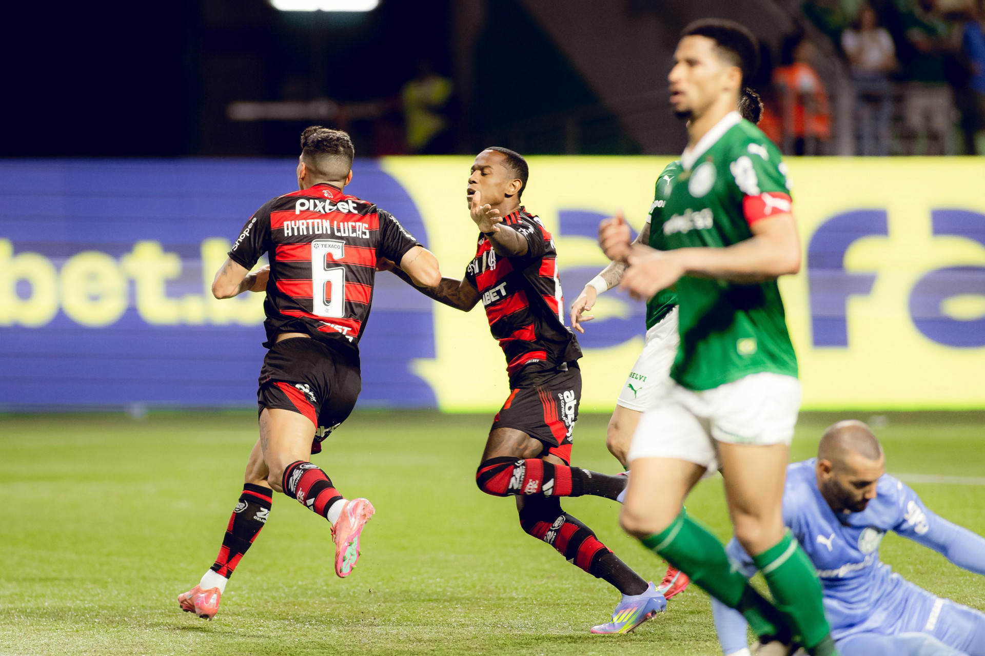 Ayrton Lucas fechou a conta para o Flamengo na vitória sobre o Palmeiras -  Adriano Fontes/Flamengo