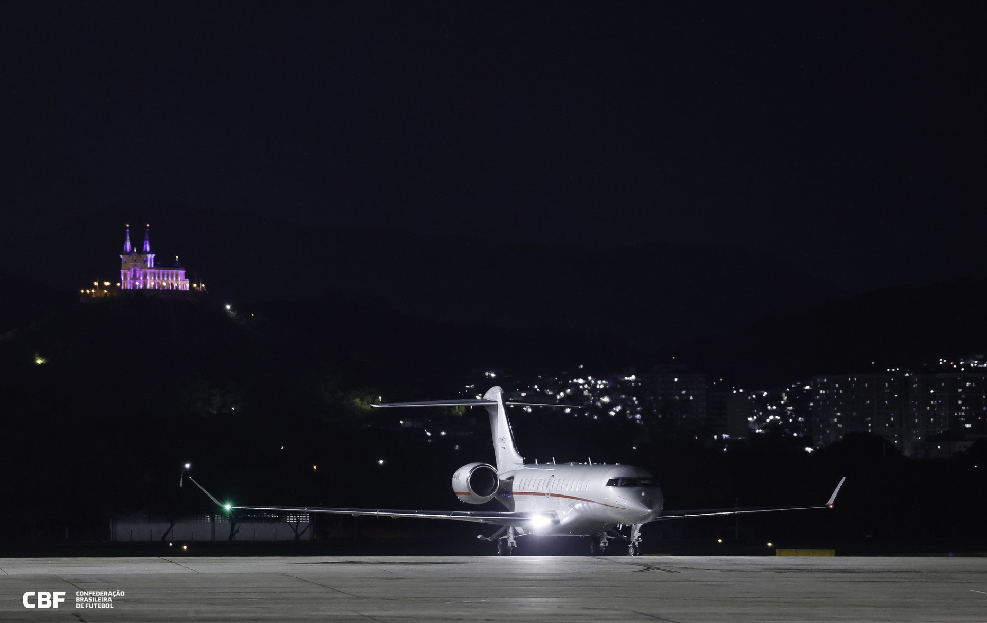 Avi&atilde;o que trouxe Ancelotti no Aeroporto do Gale&atilde;o - Rafael Ribeiro/CBF