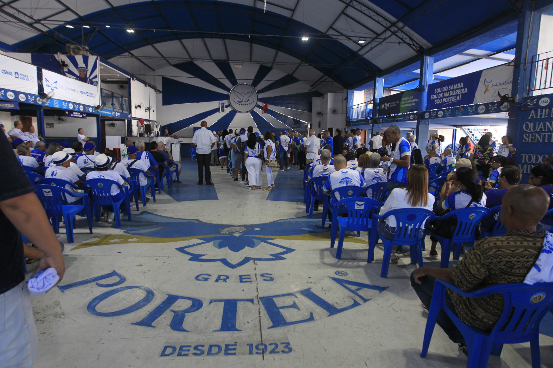 Quadra da Portela em dia de elei&ccedil;&atilde;o - Reginaldo Pimenta / Ag&ecirc;ncia O Dia