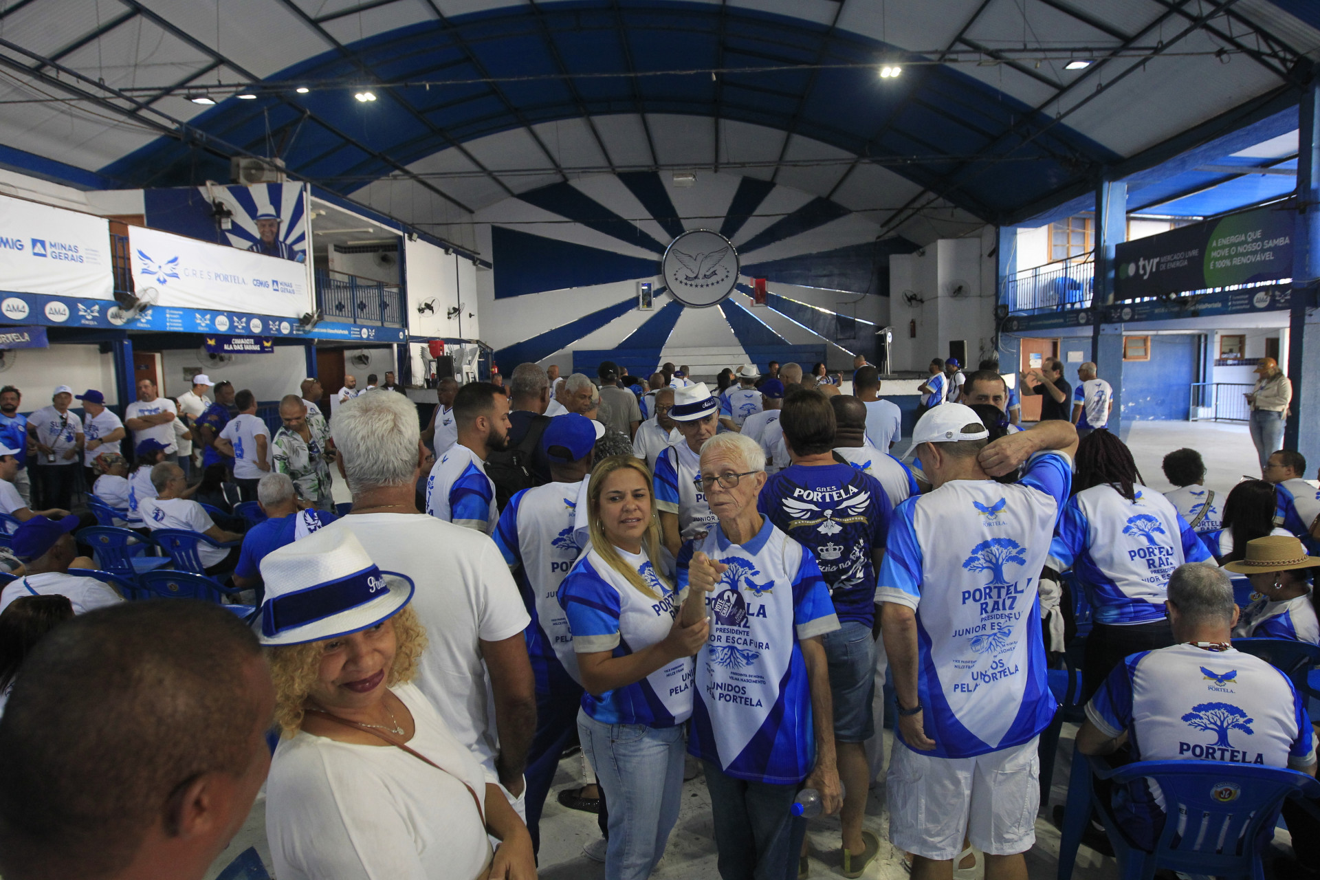 S&oacute;cios da Portela se reuniram na quadra para eleger novo presidente - Reginaldo Pimenta / Ag&ecirc;ncia O Dia