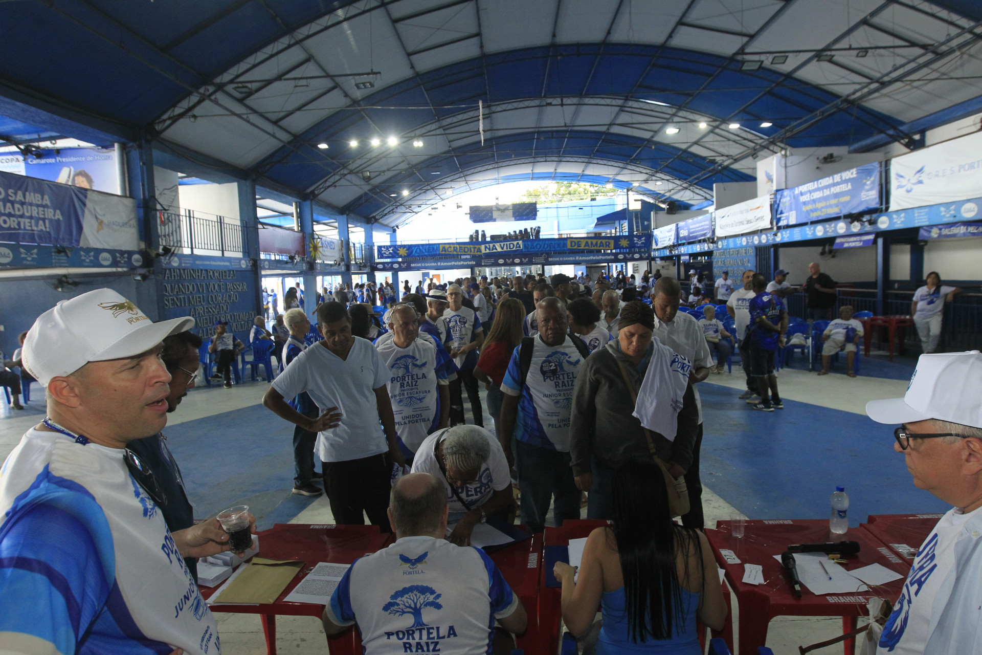 Quadra da Portela ficou lotada durante a elei&ccedil;&atilde;o - Reginaldo Pimenta / Ag&ecirc;ncia O Dia