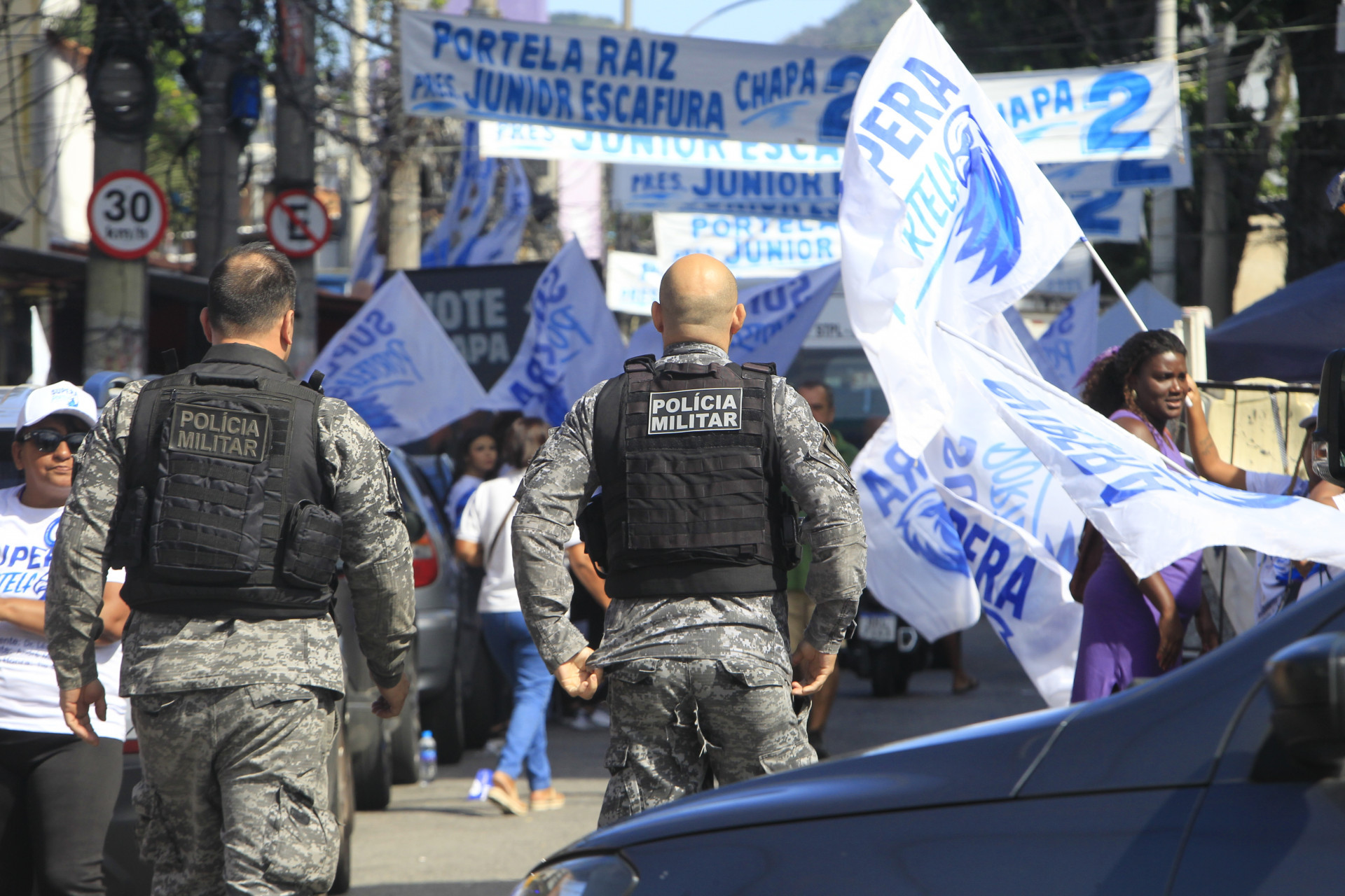PMs na rua onde fica a quadra da Portela - Reginaldo Pimenta / Ag&ecirc;ncia O Dia