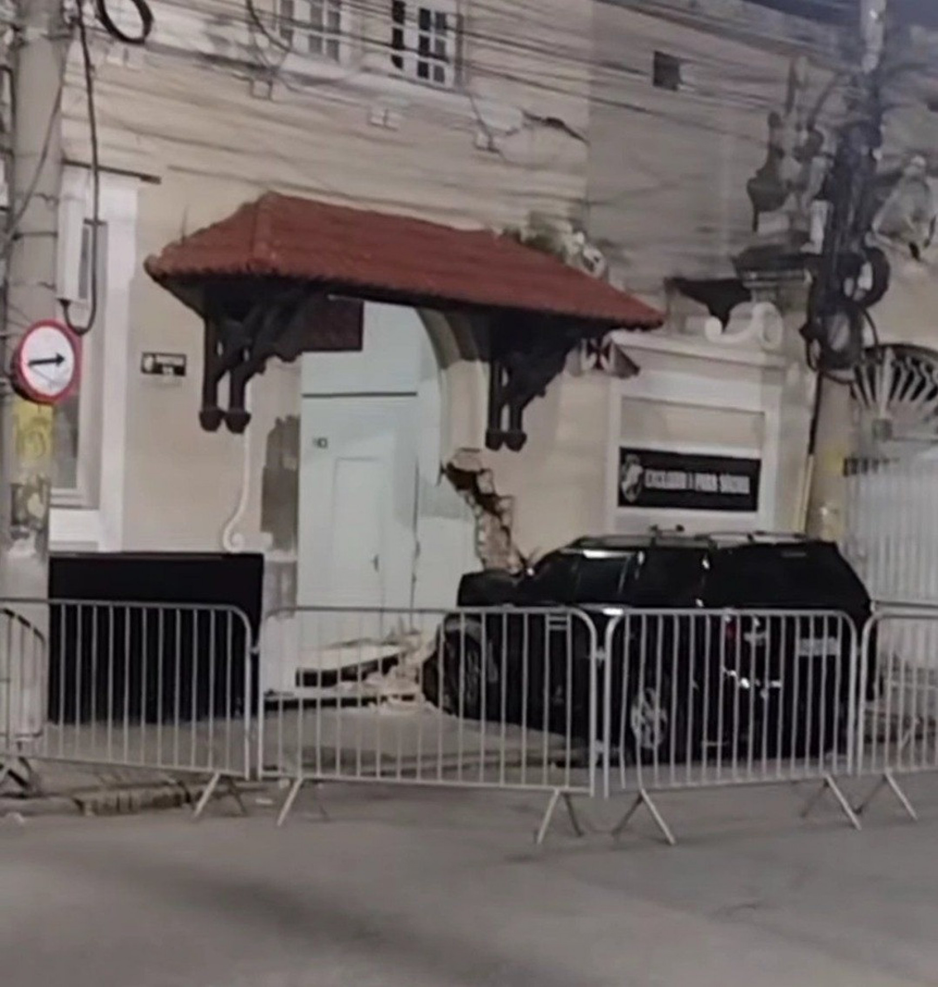 Carro se chocou com a fachada de São Januário após acidente com moto - Reprodução