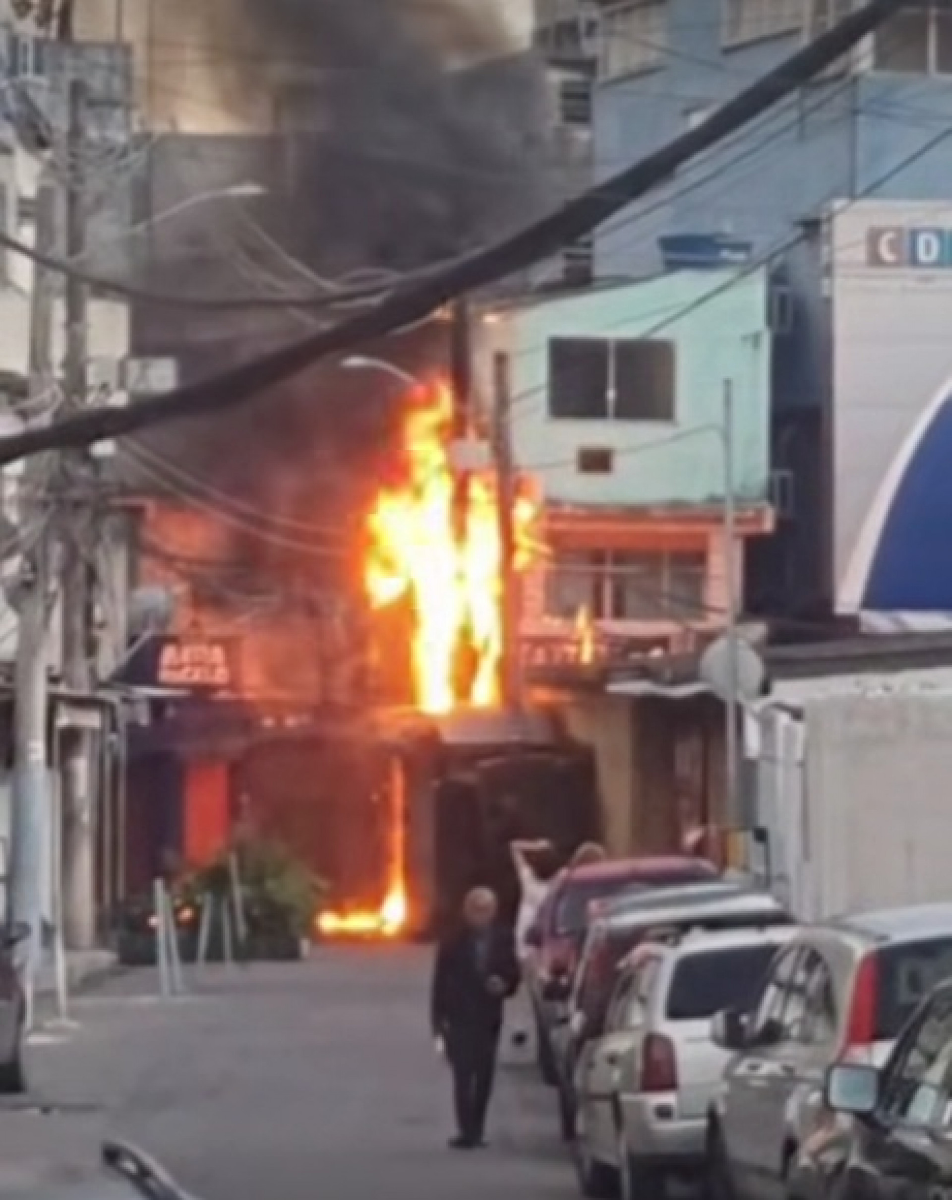 Casa em Rio das Pedras foi atingida por fogo que teve in&iacute;cio em um poste - Reprodu&ccedil;&atilde;o