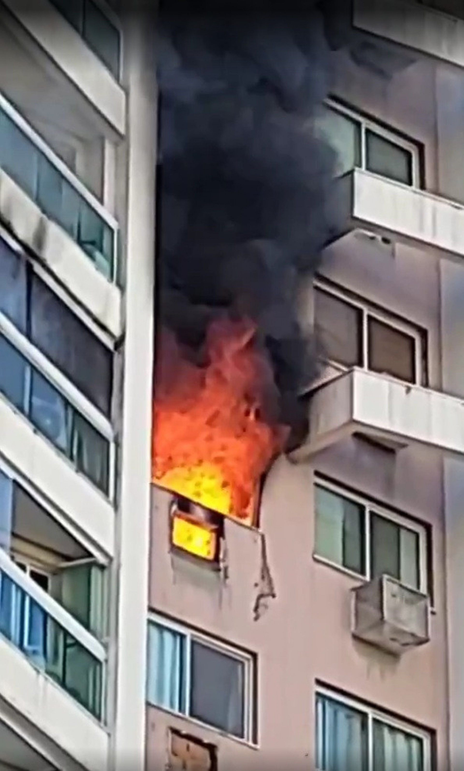 Chamas tomaram apartamento na Barra na manhã deste domingo