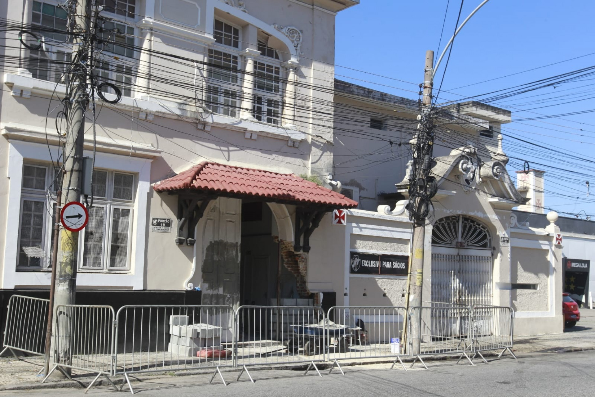 Equipes reconstroem muro de São Januário neste domingo (25) após acidente com carro na noite de sábado (24) - Reginaldo Pimenta/Agência O Dia