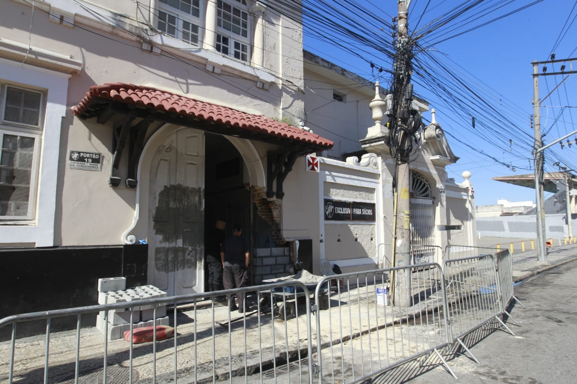 Equipes reconstroem muro de São Januário neste domingo (25) após acidente com carro na noite de sábado (24) - Reginaldo Pimenta/Agência O Dia