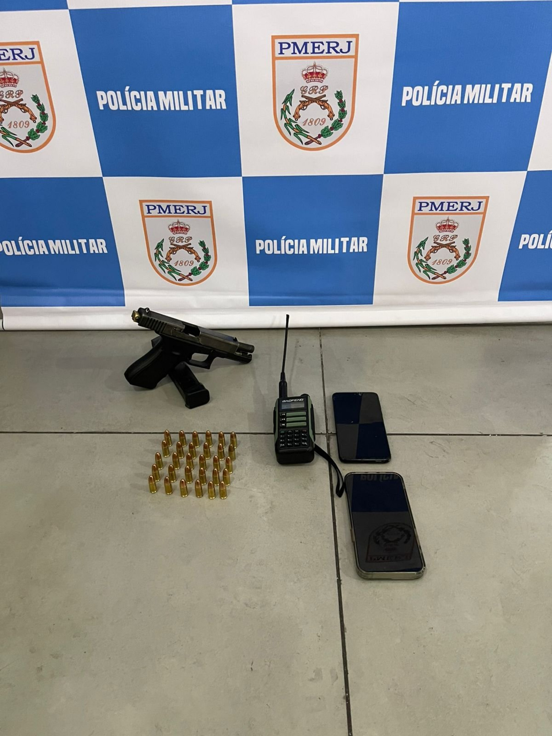 Foram apreendidos um rádio transmissor, munições e uma pistola com carregador alongado