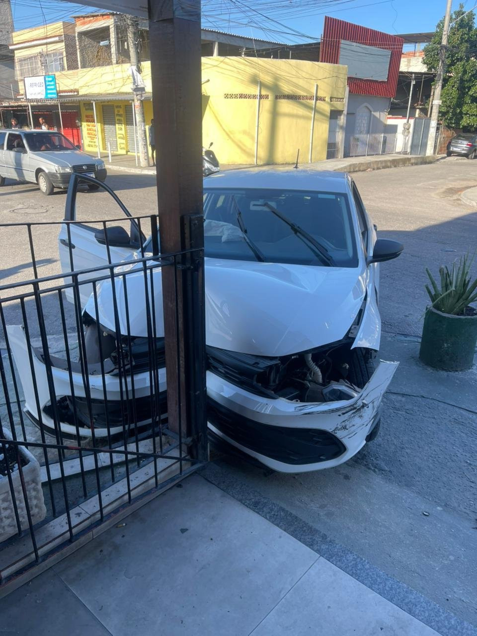 O suspeito bateu com o carro em um comércio após tentar fugir de abordagem policial