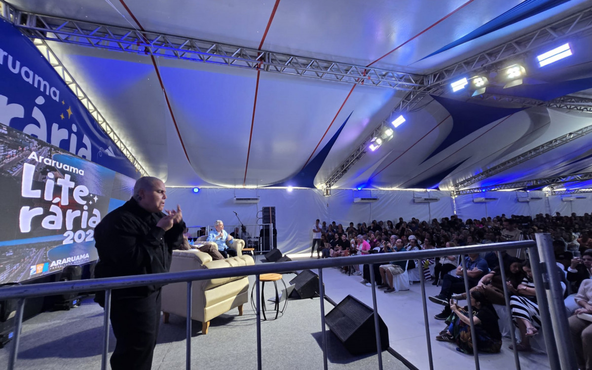 Leandro Karnal lota a tenda 