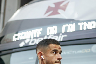 Sem contrato, Coutinho recebe autorização para treinar no Vasco