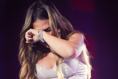 Simone Mendes vai às lágrimas em show e recebe apoio dos fãs