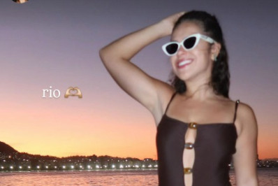 De maiô, Maisa curte passeio de lancha e exibe as curvas 