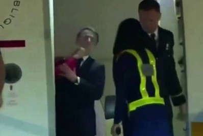 Macron desmente briga com mulher em desembarque no Vietnã