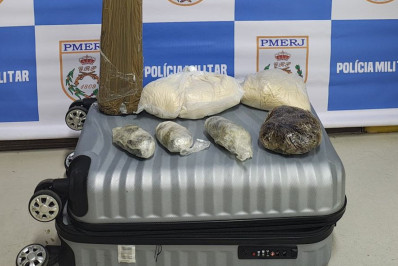 Mulher é presa em veículo de aplicativo transportando drogas