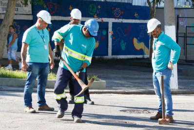 Vídeo: Tampa de bueiro explode, faz carro 'voar' e deixa taxista cego na Zona Norte