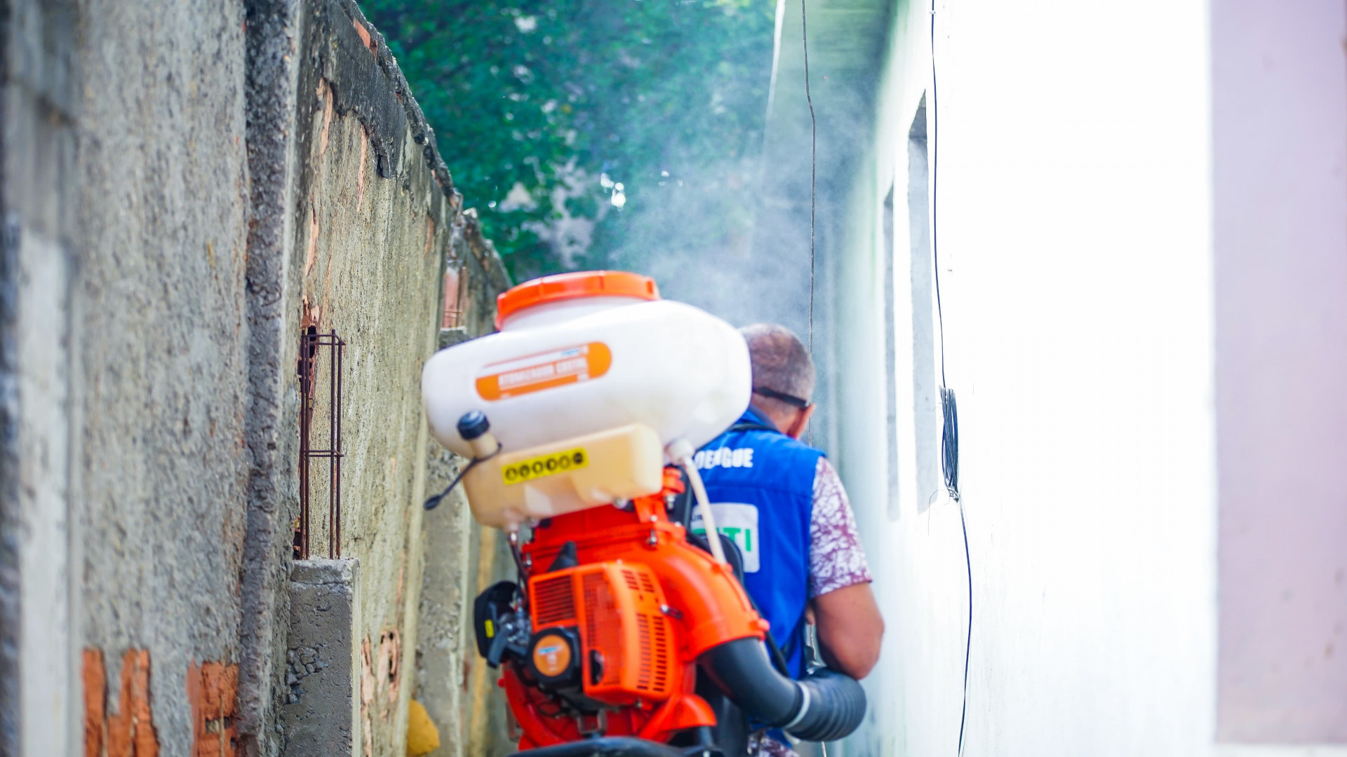 Mutirão conta com carros fumacê, bombas costais e mais de 40 agentes no combate a pragas e doenças
 - PMSJM