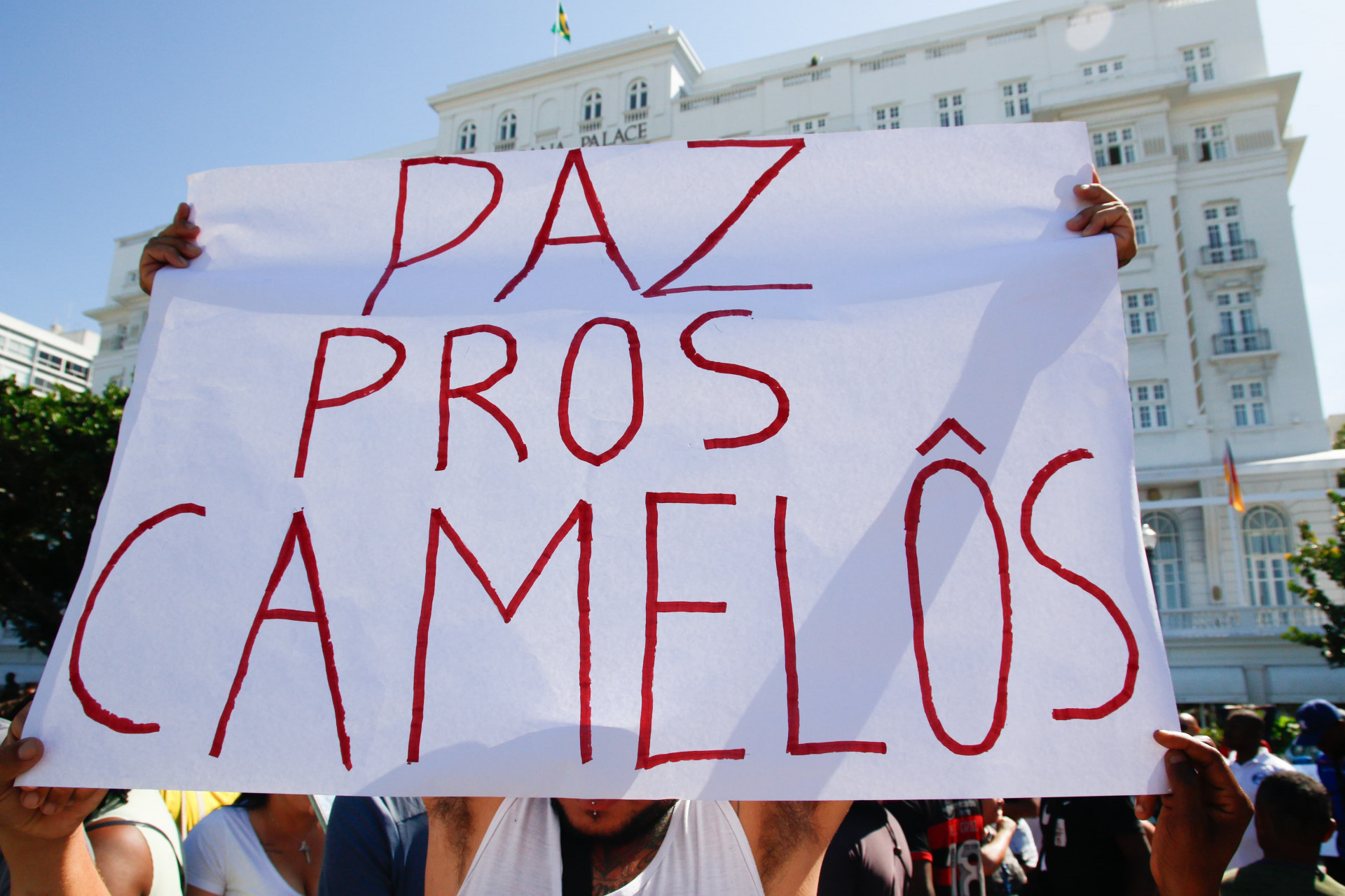 Ambulantes realizaram manifestação em frente ao Copacabana Palace, nesta segunda (26) - Érica Martin/Agência O DIA