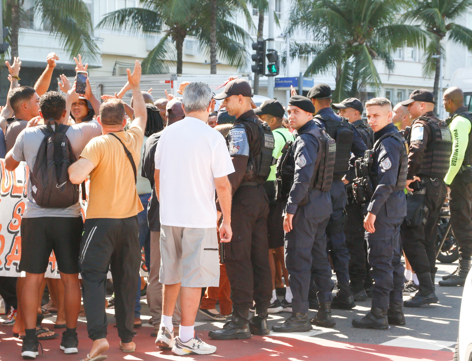 Ambulantes realizaram manifestação em frente ao Copacabana Palace, nesta segunda (26) - Érica Martin/Agência O DIA