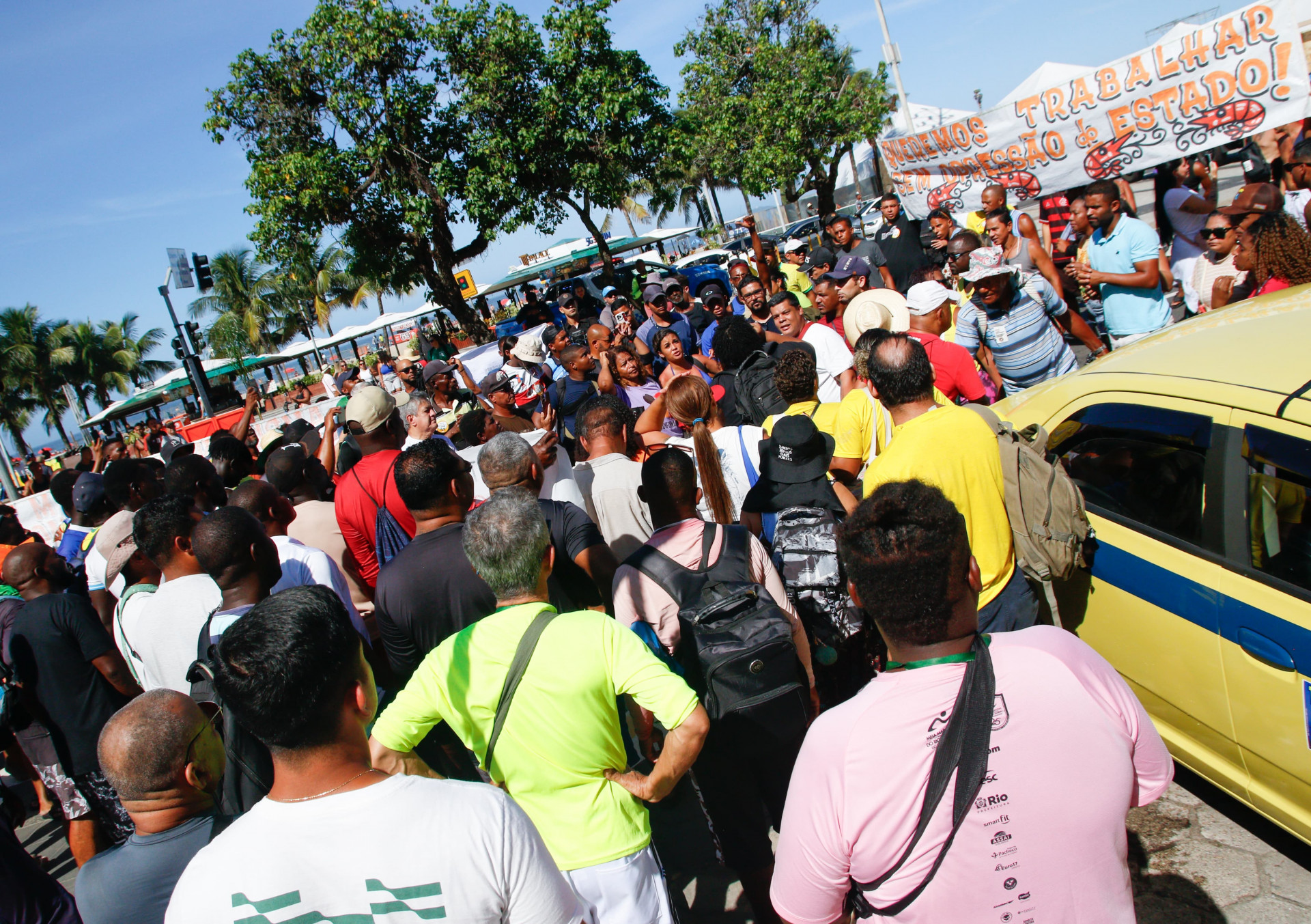 Ambulantes realizaram manifestação em frente ao Copacabana Palace, nesta segunda (26) - Érica Martin/Agência O DIA