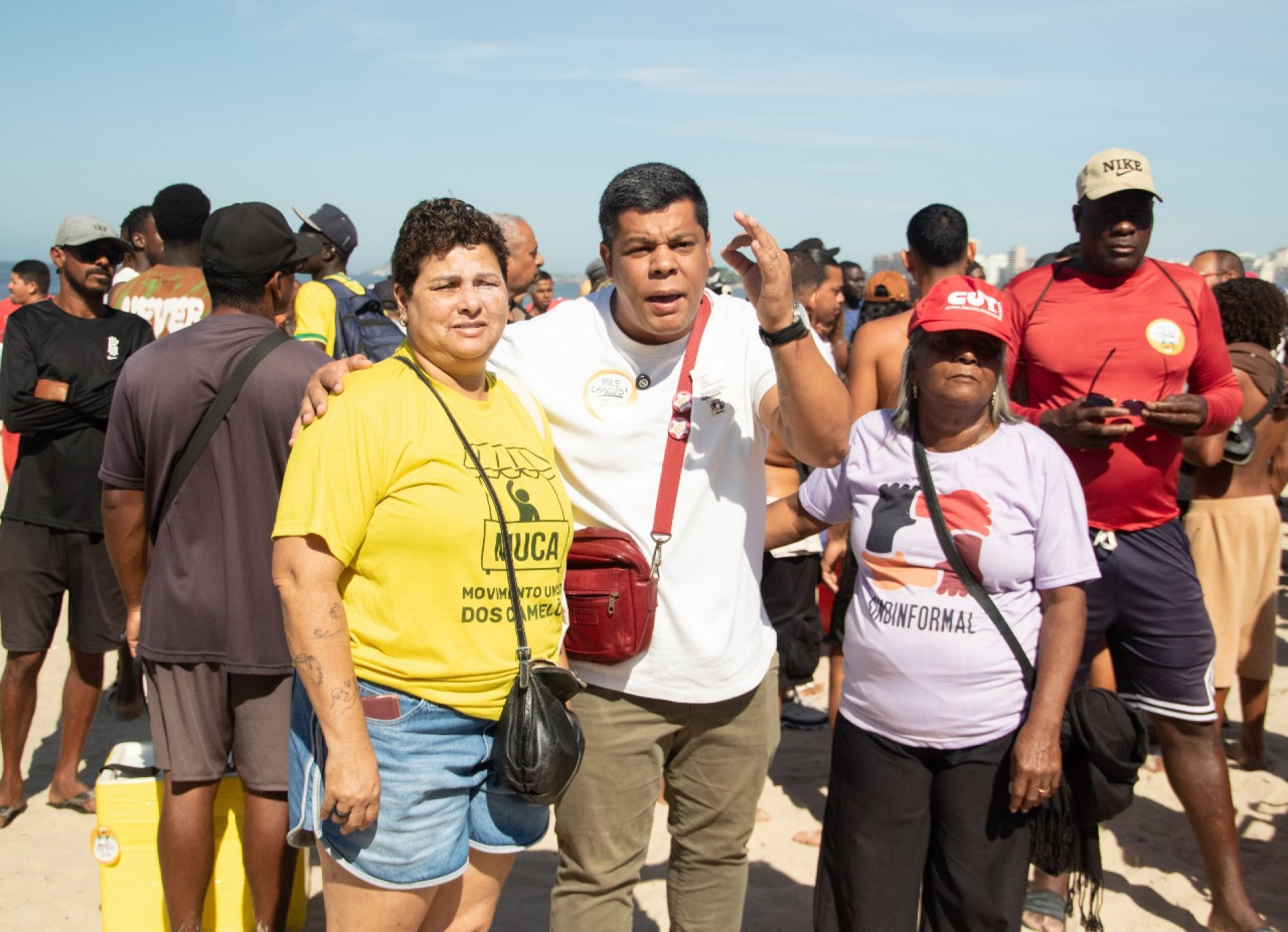 Vereador Leonel de Esquerda abraçado com a presidente da Muca, Maria dos Camelôs - Érica Martin / Agência O Dia