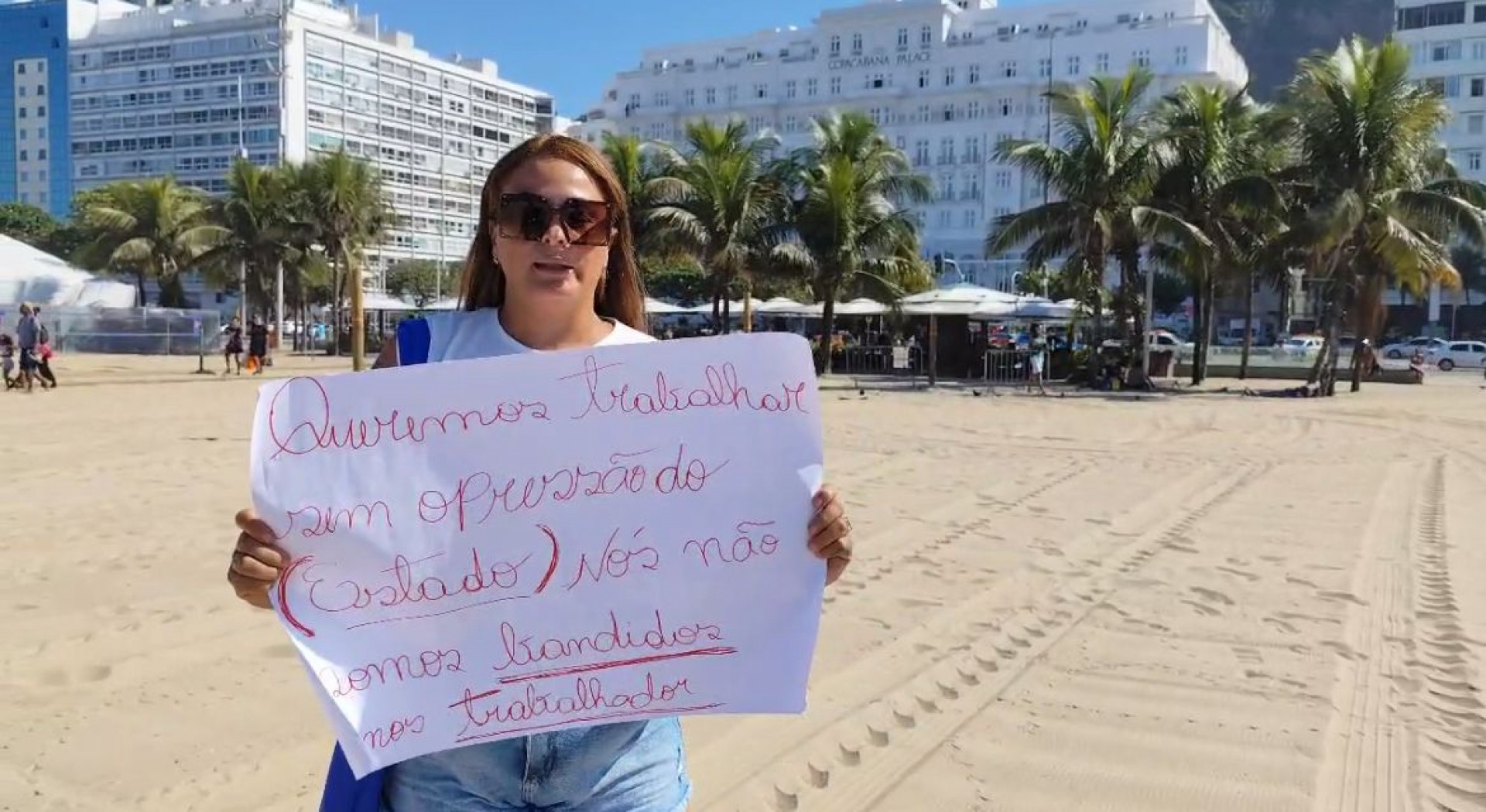 Loira do Milho participou de protesto na Praia de Copacabana - Érica Martin / Agência O Dia