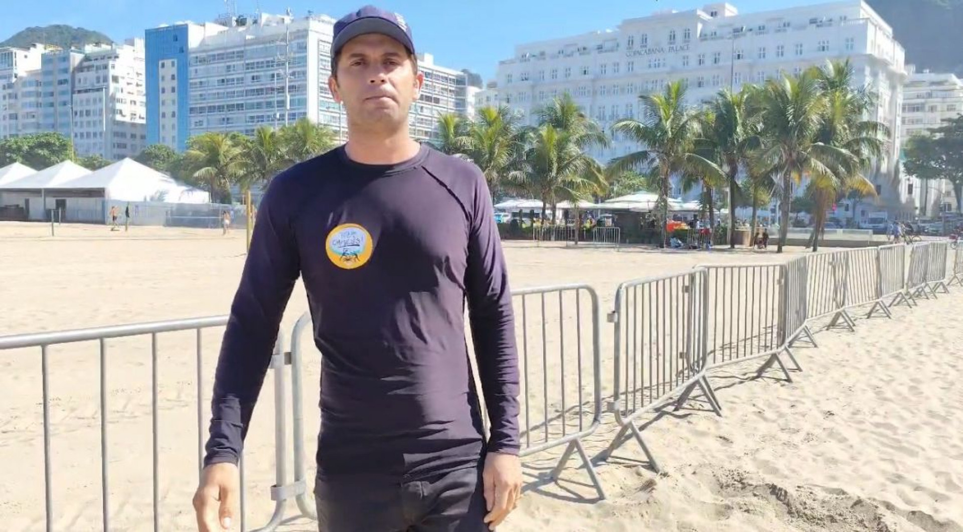 Ambulante Carlos Pereira apontou que milhares de pessoas dependem do trabalho na praia - Érica Martin / Agência O Dia