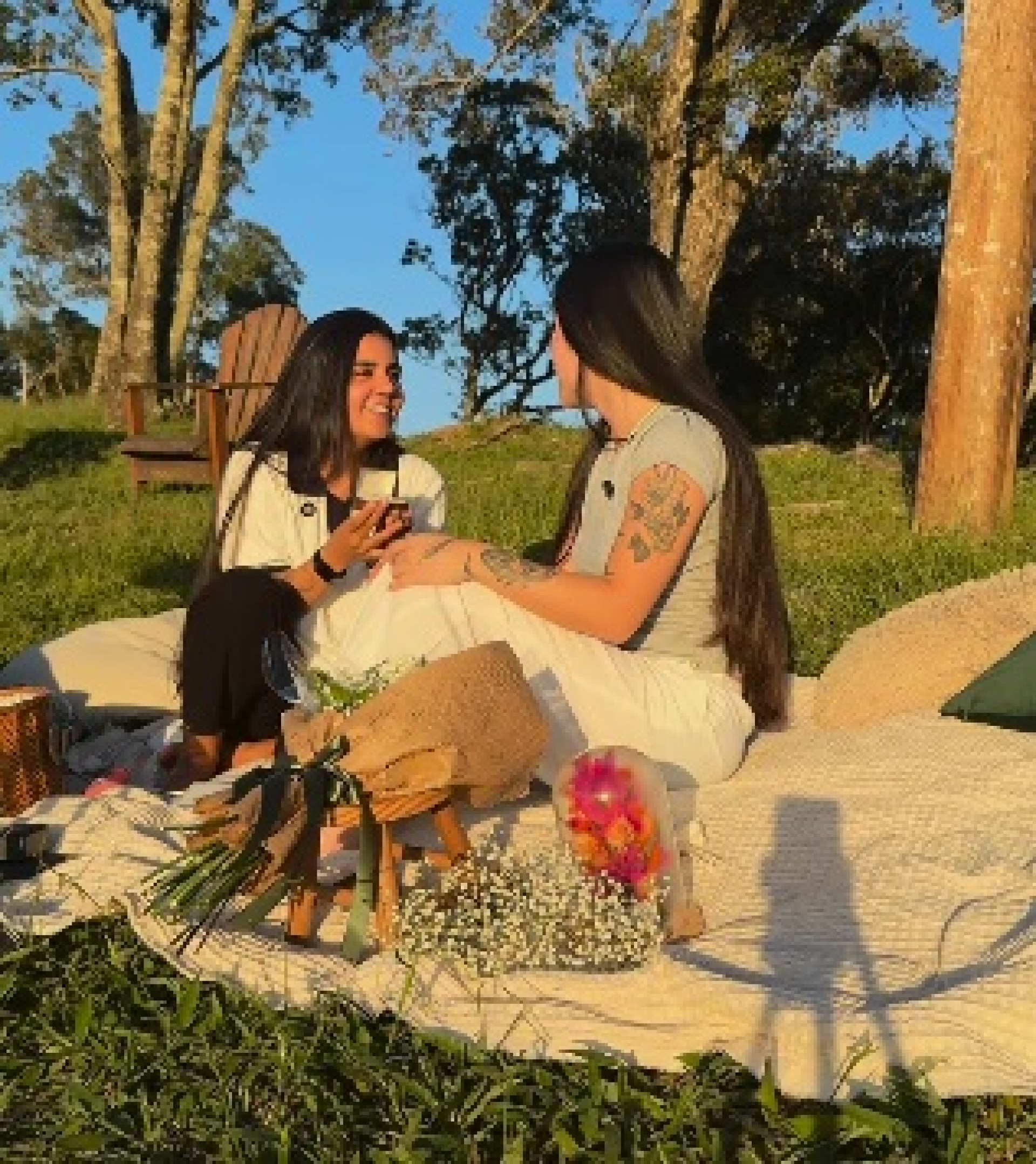 Yasmin Santos pediu Maria Ventura em casamento durante piquenique  - Reprodução/Instagram