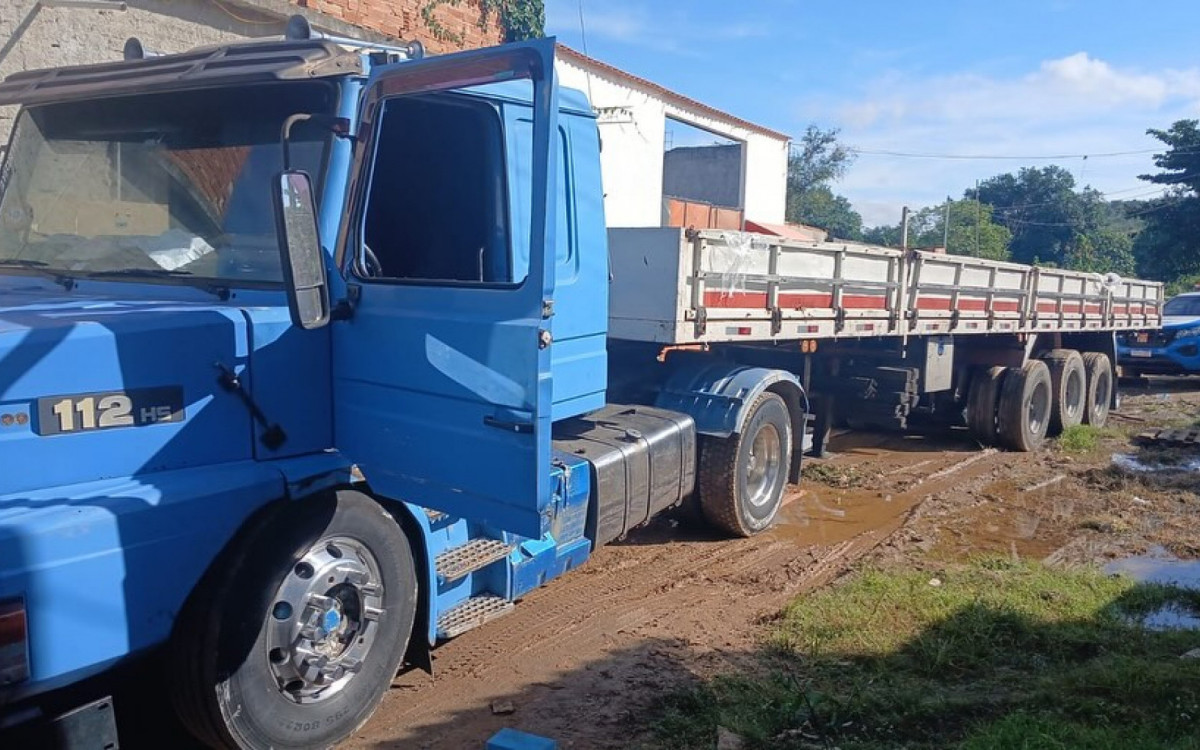 Caminhão recuperado pelos policiais militares do 24º BPM