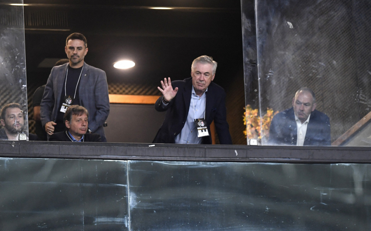 Ancelotti comparece a jogo do Botafogo