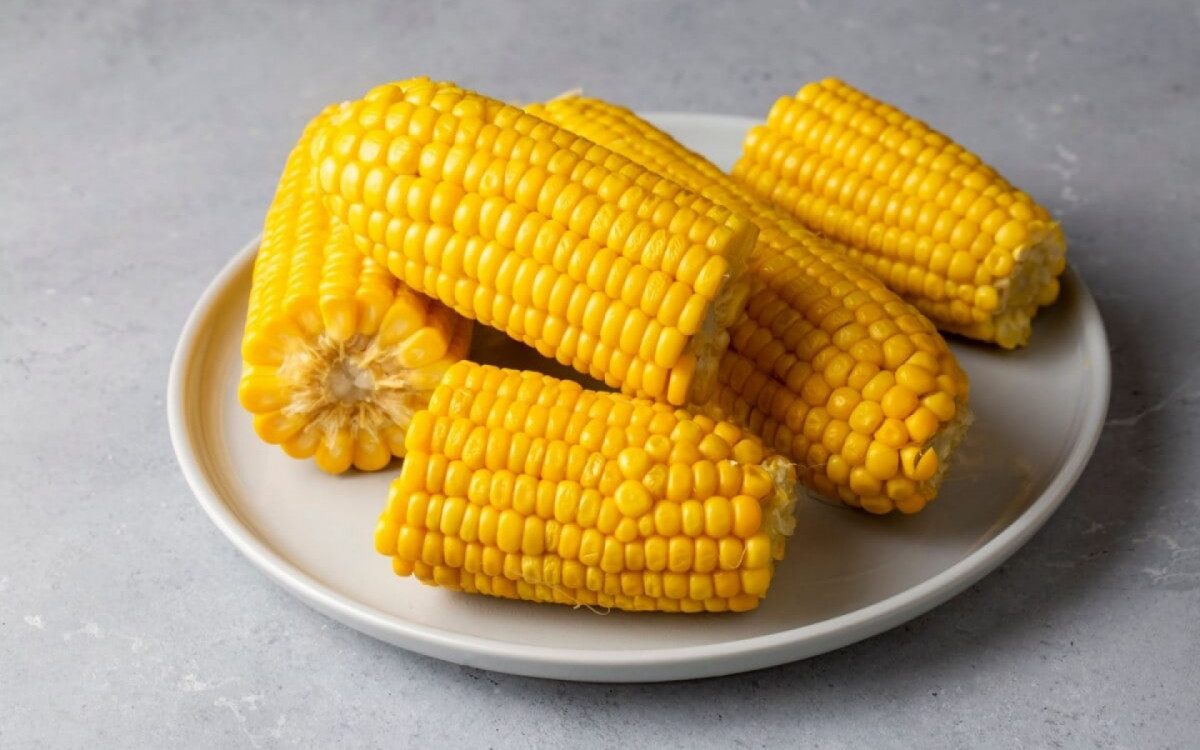 O milho &eacute; um aliado da alimenta&ccedil;&atilde;o equilibrada e beneficia diversas fun&ccedil;&otilde;es do organismo (Imagem: Esin Deniz | Shutterstock)  