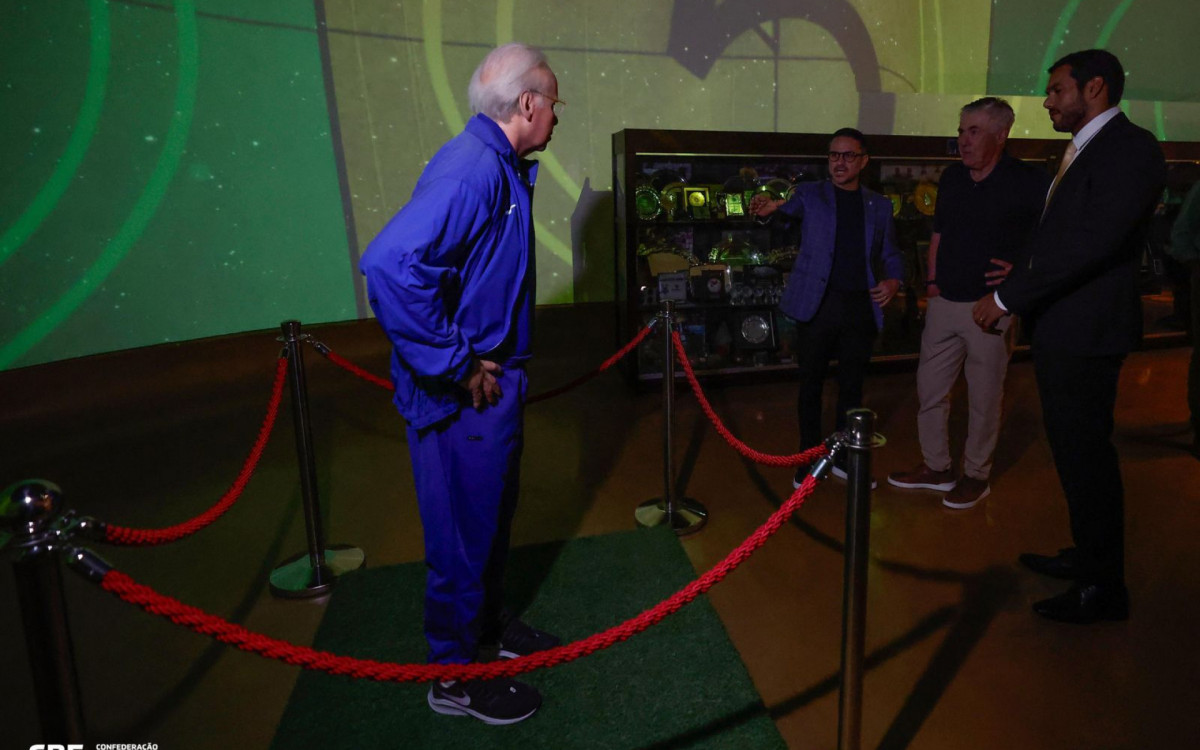 Rodrigo Caetano, Carlo Ancelotti e Samir Xaud admiram a estátua de Zagallo