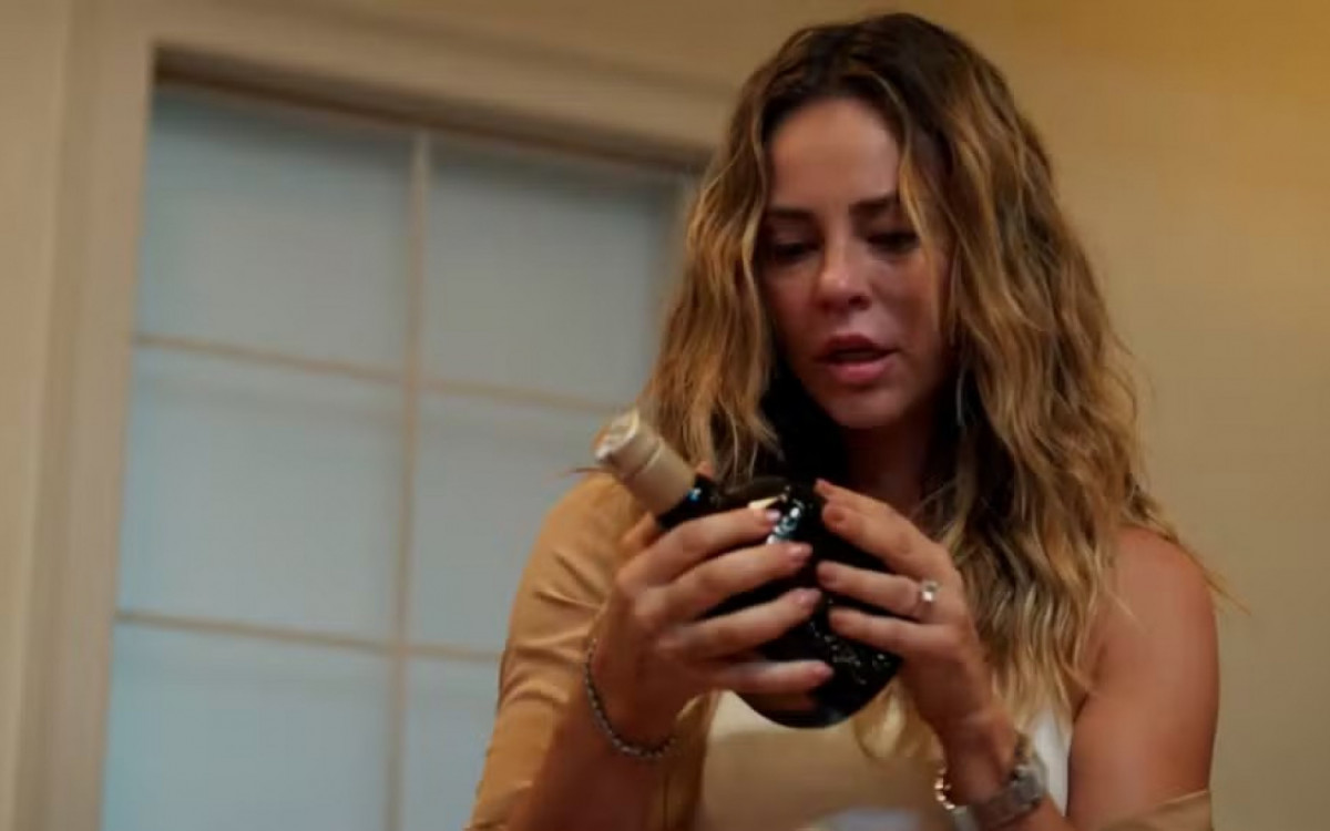 Heleninha tem recaída e bebe uísque em 'Vale Tudo' - Reprodução/Globo