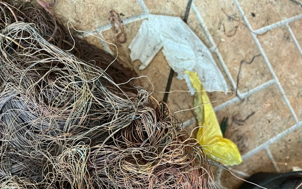 Ferro-velho era usado por traficantes como ponto de despacho de material furtado 