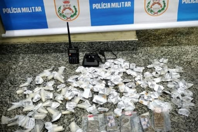 PM prende dupla com drogas e rádio transmissor em Nilópolis