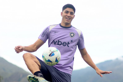 Zagueiro do Botafogo recebe oferta para defender o Nottingham Forest