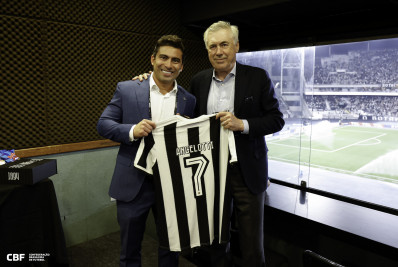 Ancelotti ficou encantado com festa de torcedores do Botafogo no Nilton Santos