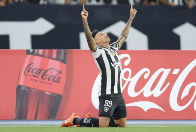 Botafogo supera expulsão e garante vaga nas oitavas da Libertadores com vitória sobre a La U