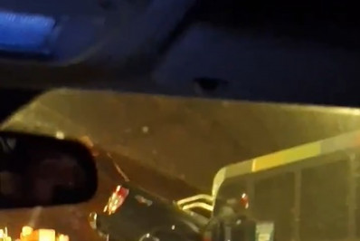 Carro 'voa' sobre outro em acidente no Túnel Marcello Alencar; veja imagens