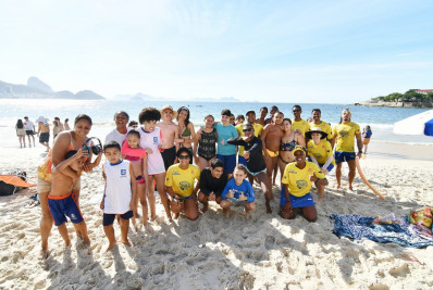Alunos de Nova Iguaçu conhecem o mar em Copacabana pela primeira vez