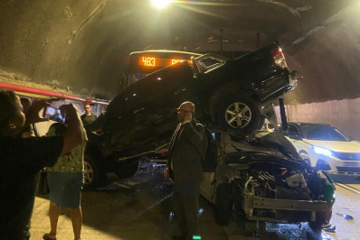 Carro 'voa' sobre outro em acidente no Túnel Marcello Alencar; veja imagens