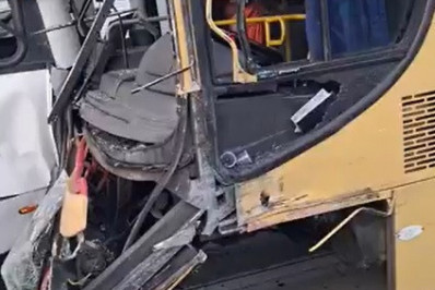 Vídeo: Grave acidente entre ônibus e carro deixa mulheres feridas na Avenida Brasil