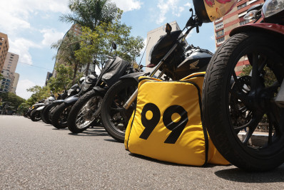 Procon-SP investiga Uber e 99 por oferta de mototáxi após proibição
