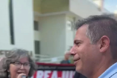 Prefeito de Cabo Frio critica postura do SEPE em manifestação e tenta diálogo com representantes